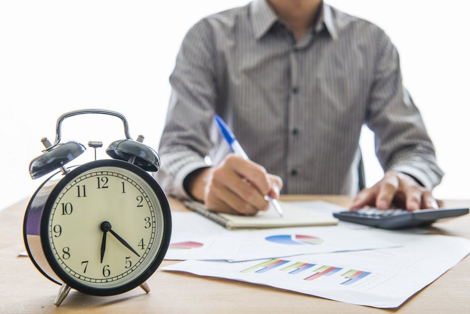 O que é hora extra? Quem tem direito a hora extra? Hora extra clt: O que diz a lei trabalhista? Banco de horas substitui hora extra? Como calcular hora extra: Passo a passo Cálculo de hora extra 50% Cálculo de hora extra 100% Como faz o cálculo de hora extra noturno Principais dúvidas sobre hora extra Vantagens de usar sistema de controle de jornada online
