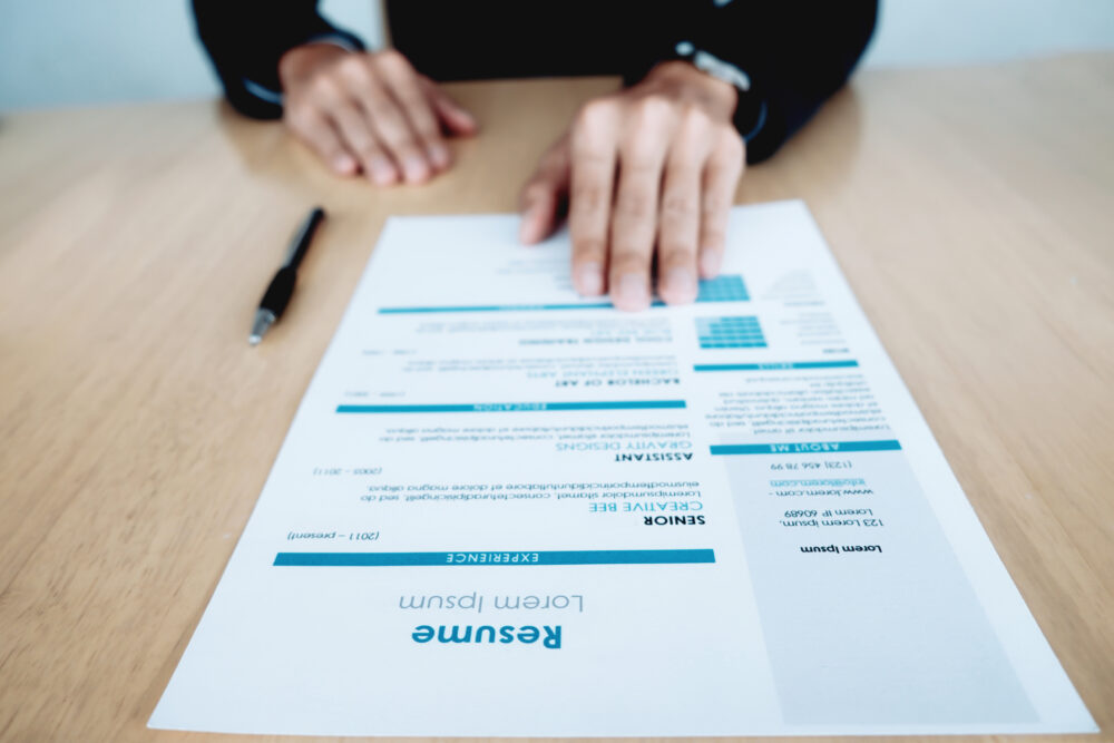 Quais frases chamam atenção no currículo? Quais os critérios o RH deve considerar na análise de um currículo? Quando um recrutador deixa um currículo de lado? Quais são as melhores ideias de objetivo para curriculum? O que aumenta as chances de contratação?