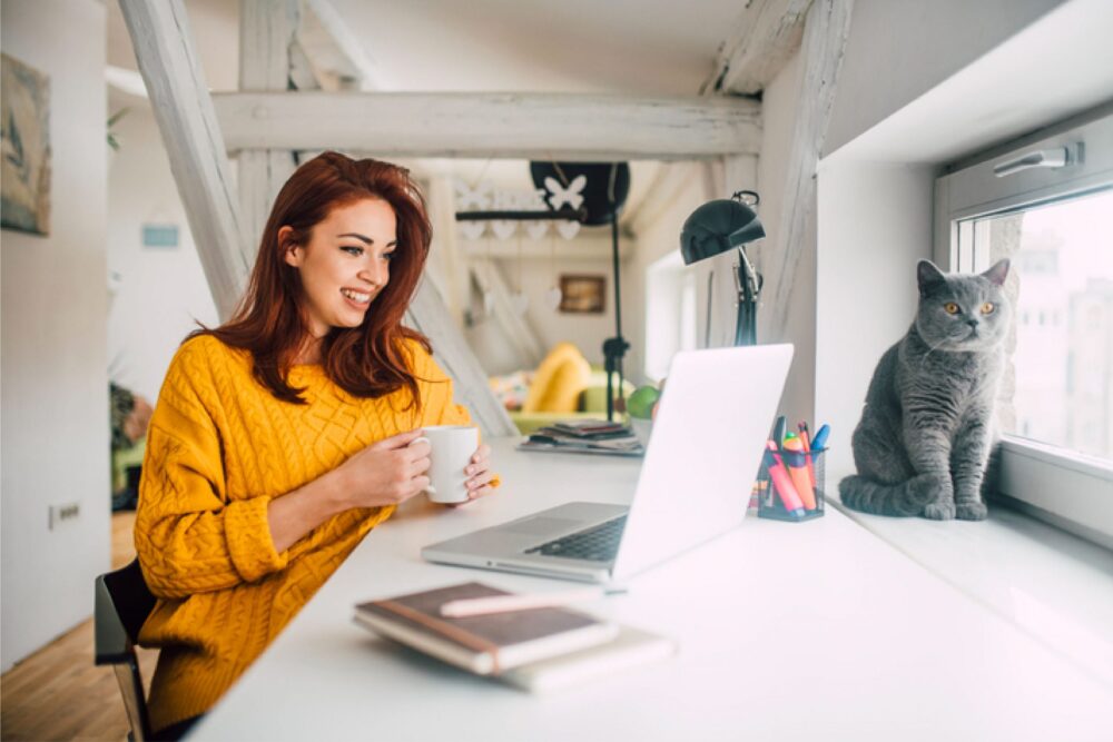 O que é home office? O que é co-working? Por que o trabalho em home office? Como implementar o home office na empresa em 3 passos? Como funciona o trabalho remoto? O trabalho 100% remoto Home office híbrido Quais as características para o home office? Quais as vantagens de aplicar o home office?